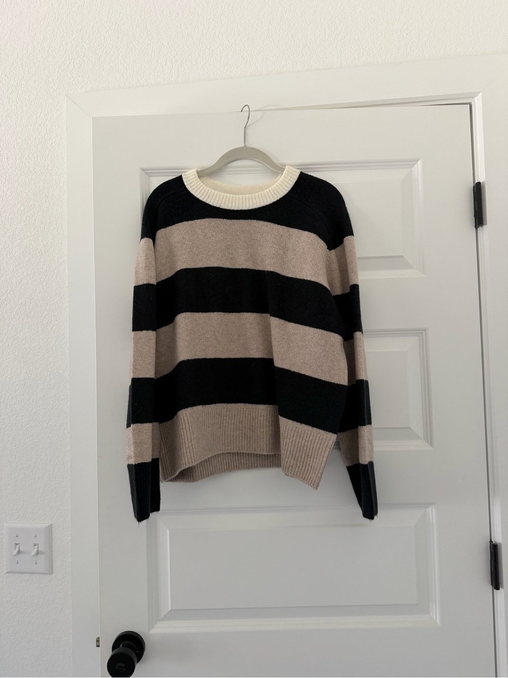 Abercrombie & Fitch Black and Beige Striped Crewneck Sweater